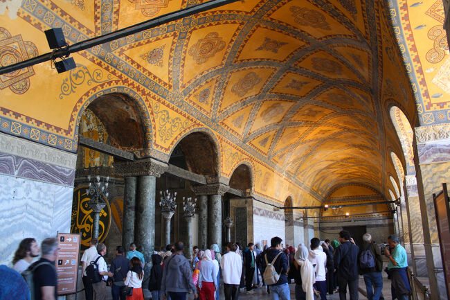 アヤソフィア内部は十字架が取り外され、ミフラーブが加えられ、<br />４本のミナレットが建設された。