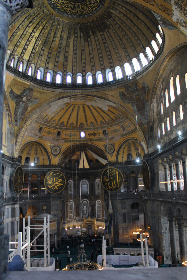 何度も再建された大ドーム、基本的な構成は５３７年に建設された当時のまま。<br />「天から釣り下げられた円蓋」と言われる。