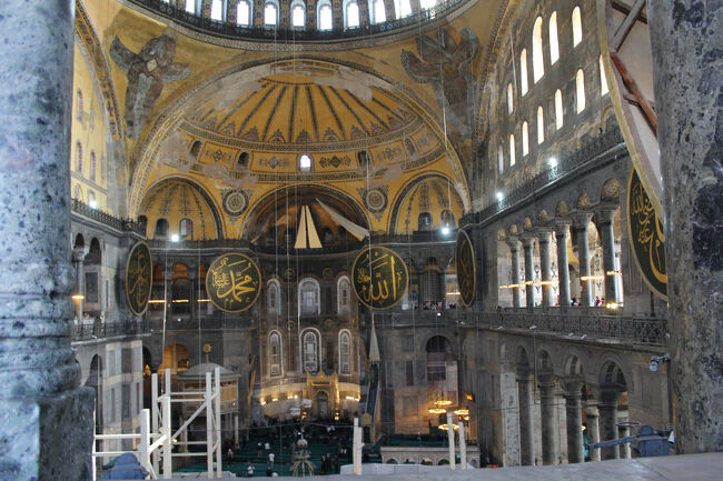 アヤソフィアの内装は、ほぼモスク時代のものを踏襲し、２階までの壁面は多色大理石と金地モザイクで、その上部は漆喰で飾られている。