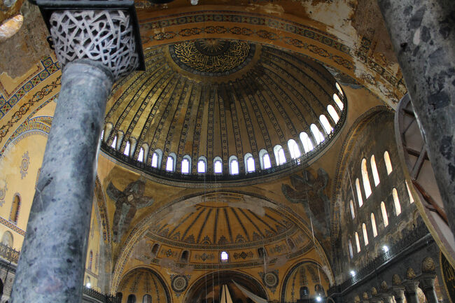 光が差し込むアヤソフィアの大ドーム。