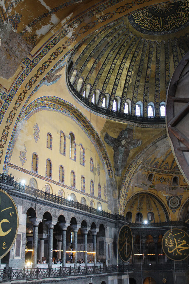 アヤソフィア<br />ギリシア語では「ハギア・ソフィア」。