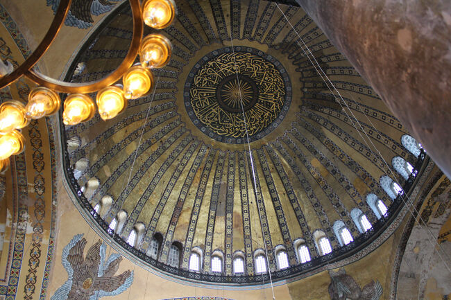 アヤソフィアの大ドーム<br />高さ５５，６メートル、直径３２，７～３３，５メートル。