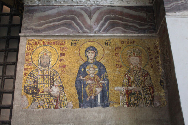 聖母子と12世紀の皇帝ヨハネス2世コムネノス夫妻のモザイク画。