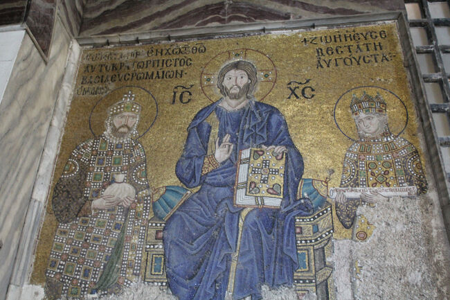 アヤソフィア内部の『キリストと皇帝コンスタンティノス9世・ゾエ夫妻』のモザイク画。