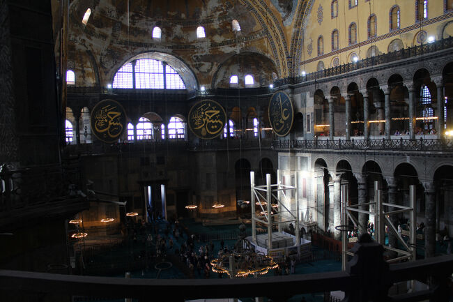 アヤソフィア<br />１階はムスリムのための礼拝エリア(観光客は入れない)。