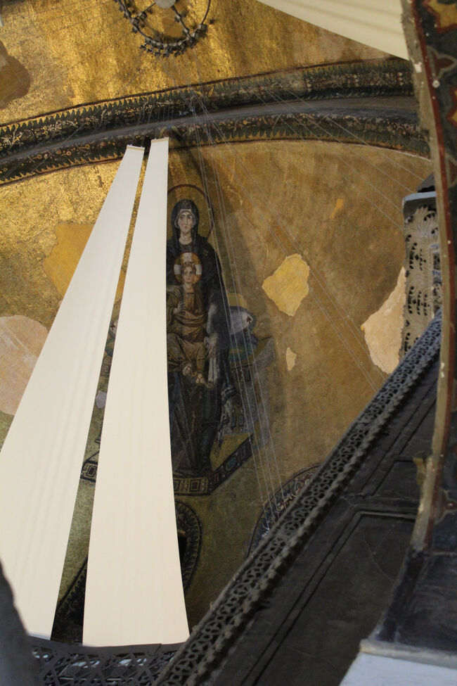 半ドームにある聖母子のモザイク画、布で覆われている。<br />アヤソフィアで最も古いと言われている壁画。