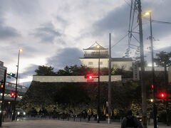 レンタカーを返して福山駅の戻りました
福山城のライトアップ
天気が良ければもっときれいだったのに残念ですが、楽しい旅行でした
これで2日目は終わります

