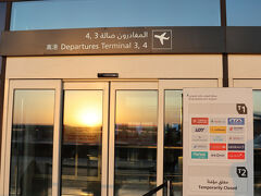 King Khalid International Airport 
とてもお気楽だったサウジアラビアだったのですっかり忘れていましたが恐ろしい事もありましたネ。
政府批判したサウジのカショギ記者がイスタンブールのサウジ大使館から行方不明になり無残な姿で帰らぬ人となり・・・当時のサルマン皇太子現国王が絡んでたとか。ロシアも政府批判されたらすぐ消すし。。。
旅行者は大人しくしていないとネ。