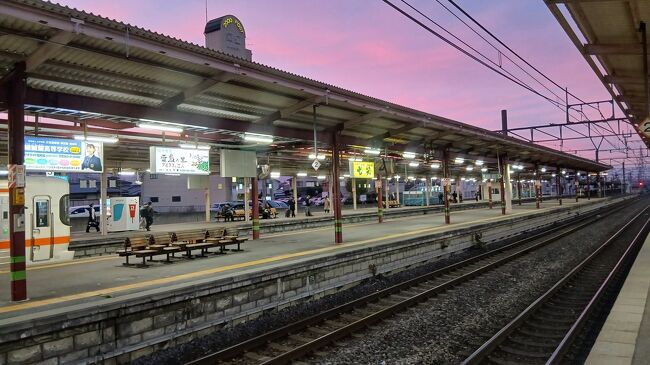 塩尻駅ホームと夕焼け