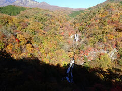 観瀑台からの眺め・・・滝はけっこう距離があります
天気よすぎて影が真っ黒！
