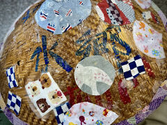 【柳川の川下り】

このベトナム人が被る様な「傘帽子」を貸して貰い（Free）柳川情緒を味わう。


写真：...wiki...
「...柳川の川下りで使われる「傘ぼうし」の一般的な名称は「ばっちょ笠」と呼ばれている...これは藤の蔓などを編んで作られ、日差しや雨を防ぐ笠で、川下りの際に日傘や雨傘の代わりに使われる柳川名物の一つ...」