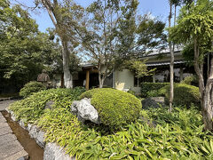 【山田屋の鰻】

どうやら友人の（事前に調べた）お勧めのお店は二箇所あったらしいのだが、船着場でハッピを着て交通整理をしていたお姉さんに聞き直したところ、


写真：入口から立派な日本庭園風。