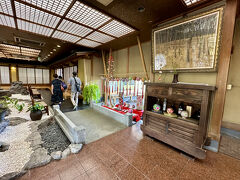 【山田屋の鰻】

ここ『山田屋』を強く推してくれたので、（地元の方が勧めてくれる場所が恐らくBESTでしょうね）ということで山田屋にやって来た！


写真：おお、中はもっと凄いぞ...かなり歴史と趣のある風情。