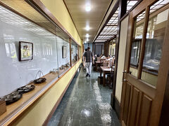 【山田屋の鰻】

外見は、平屋の家屋で普通の古い家屋風だったのだが、


写真：店の中には、沢山の貴重そうな展示物が陳列されていた。