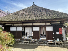 大内宿へ移動。駐車場が混んでいて1時間くらい並びました。到着したのはちょうどお昼時。最初にこっちに来れば良かったか？