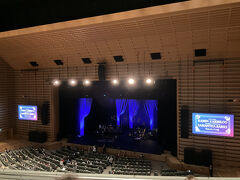 朝食後、みんなでお部屋でダラダラしてしまいましたが、メンバー特典で屋外ジェットバスやプール、サウナが使える庵スパの入場券を人数分頂けたのでちょっと勿体無かったかなあ
以前入ったことがありますし、今回は水着も持って行かなかったので、初めから入ろうとは思いませんでしたが

チェックアウト後は本来の目的であるこちらのコンサートへ♪
推しのコンサートは欠かせません(^_^)
昨日は1曲アンコールに歌ってくれたようですが、この日は夜にもう一部控えているせいかアンコール無しでした・涙
帰る時、皆さん残念そうでしたよ

これでお台場の旅行記は終了です