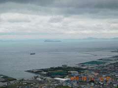 2025年　令和7年10月21日（火）

10時に知人に会うまで時間があるので具定展望台から

瀬戸内海の眺望を楽しみます。

天気は曇りなのであまり写真は綺麗に撮れません。

沖にあるのは「いりこ」で有名な伊吹島です。


