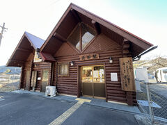 ログハウスのような
可愛い駅舎
中の待合室には　地元の小学校の児童作品が飾られていた。

