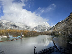 ★青空に映える大正池と穂高連峰に焼岳。

大正池は、大正4年の焼岳大爆発により梓川がせきとめられて作られた池だそう。
