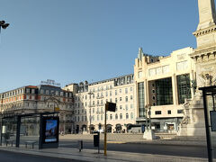 アパート前のレスタウラドーレス広場。
朝起きるとなんだか風邪を引いたようで咳きがひどく、少し熱っぽい。
イスタンブールが思ったより気温が低かったせいか、時差のせいか、疲れがたまったのか、頭も回らず混乱してる。
キッチンを利用して簡単な朝食を食べるが、出発するのにもモタモタしている。
