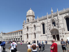 トラム１５番に乗ってジェロニモス修道院に到着。
ジェロニモス修道院はヴァスコ・ダ・ガマのインド航路開拓とエンリケ航海王子の偉業を称えてマニエル１世の命よって１５０２年に着工され１世紀以上の年月をかけて完成させたマニエル様式の修道院。
マニエル様式は１５世紀から１６世紀にかけてマヌエル１世の時代に流行したポルトガルの建築様式で、過剰なまでの装飾が特徴です。
マニエル１世はエンリケ航海王子のお兄さんです。
