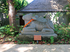 朝食後はプールへ行くことにしましたが、一旦ガーデン側からハイアットリージェンシーを散策して、それから海沿いを通ってアンダーズのメインプールへ行くことにしました。