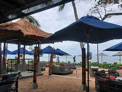 お昼になったので、ランチへ。今日はプールの隣にあるFisherman’s Clubへ行くことにしました。