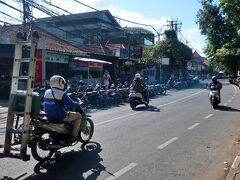 子供たちに聞くと「ゲームしてるから行かない」だそうで…寂しい。
まずはホテルの入り口から外へ出て、タンブリガン通りを歩いてみます。