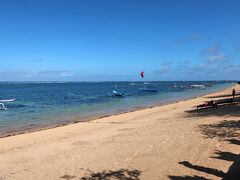 海沿いの遊歩道は程よく日影になっていて、風が良く通るのでタンブリガン通りよりも涼しい。