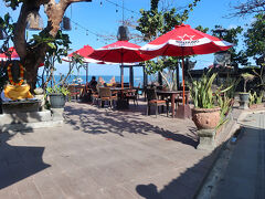 ハイアットリージェンシーも通り過ぎると、小さなレストランやカフェがたくさんありました。