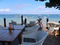 この辺りで食事をするとホテルで食事をするよりお安く食べられるかも。