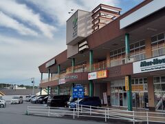 食べ物は、朝9時過ぎに小淵沢駅構内の丸政で駅そばを食べて以来、何も食べていなかったので、おなかもすいています。夕飯のことを考えると、軽く何かをおなかに入れておきたい･･･。
ということで駅前の道を渡って、ライフガーデン韮崎にやってきました。