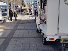 韮崎駅に到着しました。
昨日見たチラシの通り、にらえきマルシェをやっていました。
キッチンカーがいくつか出ています。