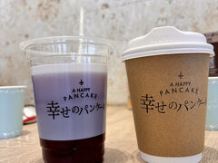 ニジゲンノモリから高速に乗って幸せのパンケーキに到着しました
平日なのに駐車場前にはガードマンがいます

予約なしで行ったのですが、すぐに席に案内されました
天気が良かったら外のテラスでも気持ちがいいのでしょうが、残念ながら外は嵐
注文は入り口のセルフレジか、席にあるQRコードからスマホで注文です

ドリンクはブレンドコーヒーとザクロジュース（氷なし）にしました