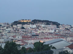 上の駅の近くにはアルカンタラ展望台。
ここから見るサンジョルジョ城も絶景です。
ちょうどライトアップが始まりました。
アルカンタラ展望台は消臭力のテレビコマーシャルで少年が「ショウシュウリキ～」と歌ったシーンで一時有名になりました。