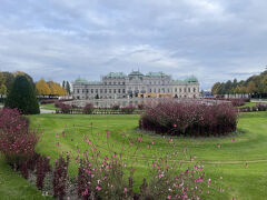 10月18日、8：45ベルヴェデーレ宮殿に到着しました。チケットの入場時刻は9：00です。既に紅葉が始まっています。前回訪問は８月であったため、趣が違います。