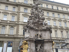 細かな雨が降る中、お土産を購入すべくユリウス・マインルを目指します。途中にあるペスト記念柱です。ユリウス・マインルは品揃えが豊富で、レジが終わった商品は店員さんが店の袋に商品を詰めてくれます。単価は一般のスーパーよりもやや高いですが、品揃え・サービスを考えれば納得です。