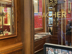 10：50頃に買い物を終了しました。次の訪問は13：00楽友協会です。昼食を考えましたが、家内がカフェに行きたがっていたことを思い出しました。カフェの名前を尋ねると「ザッハー」とのことでした。グーグルでチェックすると、『いつもより空いている』とのことでした。昼食を諦めて、ザッハーに行くことになりました。途中カフェ・モーツァルトに誰も並んでいなかったので、「モーツァルトならっ直ぐ入れそう」と言いましたが「ザッハー」とのことでした。ザッハーに着くと、15人位が並んでいました。運よく15分位で入口まできました。