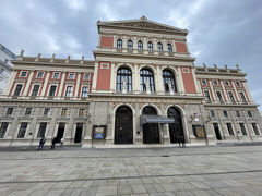 13:00のツアー開始に備え12：40楽友協会に到着しました。ツアーの入り口を捜すもわかりません。壁に小さな看板で表示されていました。余裕を持った行動が必要です。