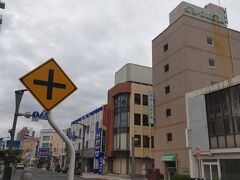 本日泊まるホテルに荷物を預けました。
ホテルは駅をからロータリーを渡ると直ぐでした。