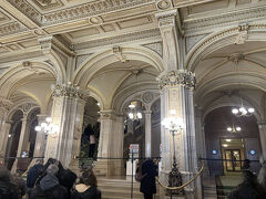 19日はオペラ座とシェーンブルン宮殿訪問です。ツアー開始は9：00です。トラムでオペラ座まで行こうとして駅に行くも、自販機がありません。すぐ近くにあるQBBの自販機でコインで購入しました。これが間違いで、誤った切符を買ってトラムに乗ってしまいました。トラムに乗って打刻しようとしても切符が大きすぎて入りません。トラムの車内で購入を試みましたが、コインとタッチ式のクレジットカードしか使えません。コインを誤ったチケット購入に使ってしまったので、購入するすべがありません。慌てて降りて徒歩で向かいました。何とか間に合ってツアーに参加することができました。
