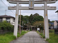 筑紫神社のある山を登って左折して参道を下ります。山を下りて写真奥の二の鳥居を潜り、左に御池を臨んで一の鳥居(写真手前)を潜る道が旧長崎街道でした。