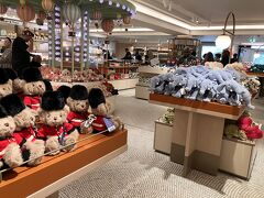 お目当ての地階のギフトショップへ
ハロッズベアや文房具、雑貨、紅茶、ジャム、お菓子など、もうハロッズワールド、夢の世界！
値札を見て現実世界に戻りました
お土産の紅茶やクッキーなどを買いました
