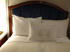 ベッドに枕がたくさんあるとリッチな気分になります♪
（ただ、寝るときに置き場所に困るんですが・・・）