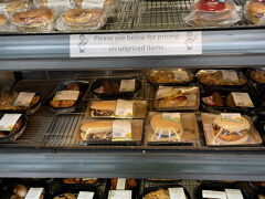 ホットフードも充実。外食高いけど中食はそこそこなので買っていくことにします。

この旅行、日本人にはほぼ合わなかったのですが、ビレッジの土産物屋や、ここのバックヤードには日本人がいました。ワーホリとかできているのかな？