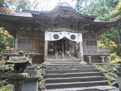 もう一つは、南祖坊（南蔵坊、南草坊ともいう）によるもの。熊野で修行した南祖坊が、鉄の草鞋と錫杖を神から授かり、「百足の草鞋が破れた所に住むべし」と夢のお告げを得て、諸国をめぐり、十和田湖畔で百足の草鞋が尽きたといいます。当時、十和田湖には八郎太郎というマタギが、湖の岩魚や水を喰らううちに八頭の大蛇となり、湖を支配していたそう。そこで、南祖坊は、その霊験により九頭の龍に変化し二十尋（約36ｍ）の身体を、十曲（とわだ）に曲げ、八郎太郎を退治たという伝説が残っています。