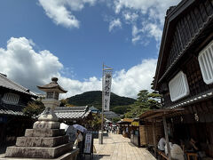 おはらい町の中ほどに、おかげ横丁と言われる人気のエリアがあって♪
昔ながらの伊勢路の建物を移築・再現した街並みの散策を楽しめます～。
こちらには、伊勢神宮を参拝した後で、再度訪れるとして。