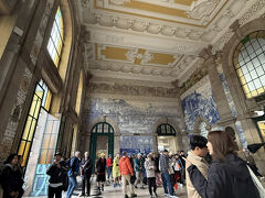 約３時間乗車し、ポルト＝カンパニャン駅で乗り換え、サンベント駅に到着しました。

『世界で最も美しい駅』と言われている、サンベント駅。
駅構内は、美しいアズレージョ（装飾タイル）で覆われています。