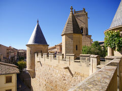 尖った屋根が特徴的。