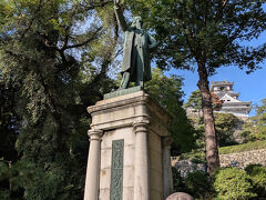 板垣退助の像。
なんとなく北海道のクラーク博士像と似ている感じがする。腕の角度が違うけど。
